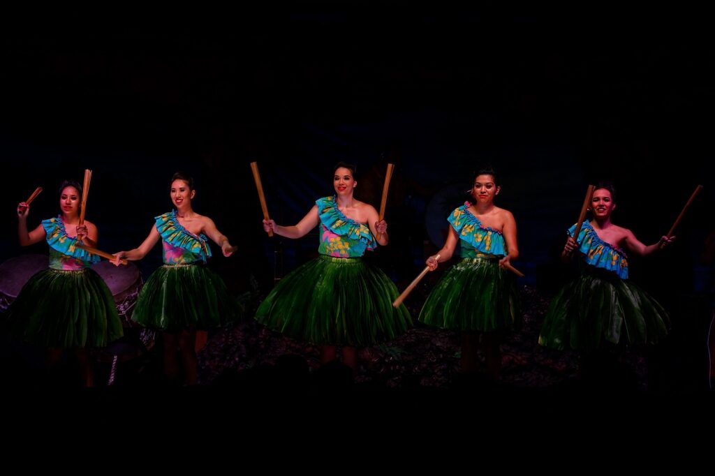 People performing traditional Hawaiian dance