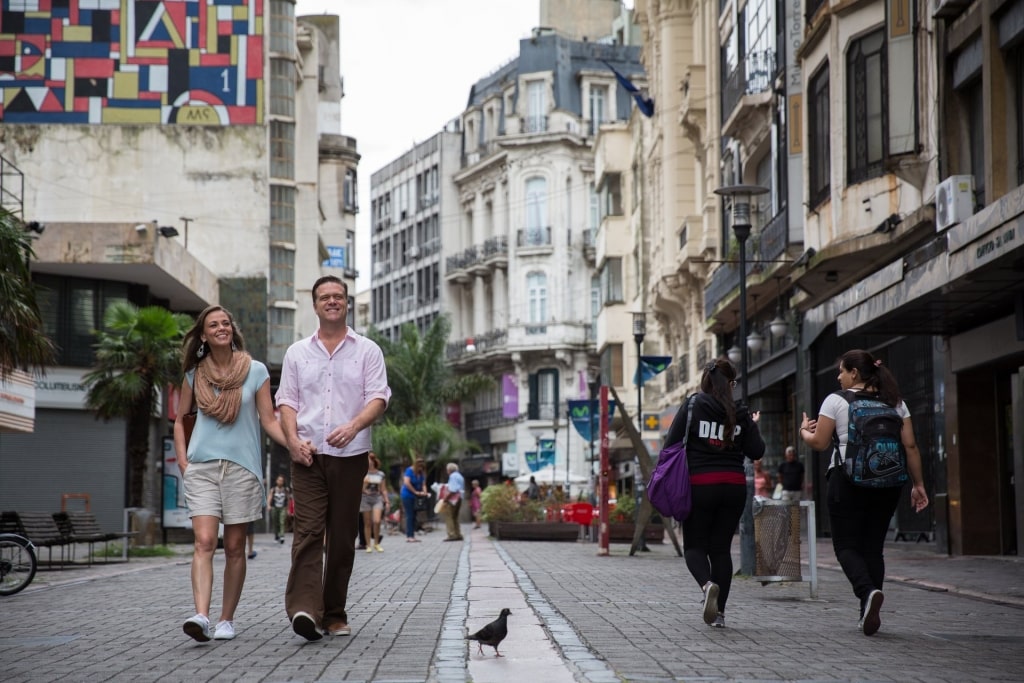 Couple walking along Peatonal Sarandí